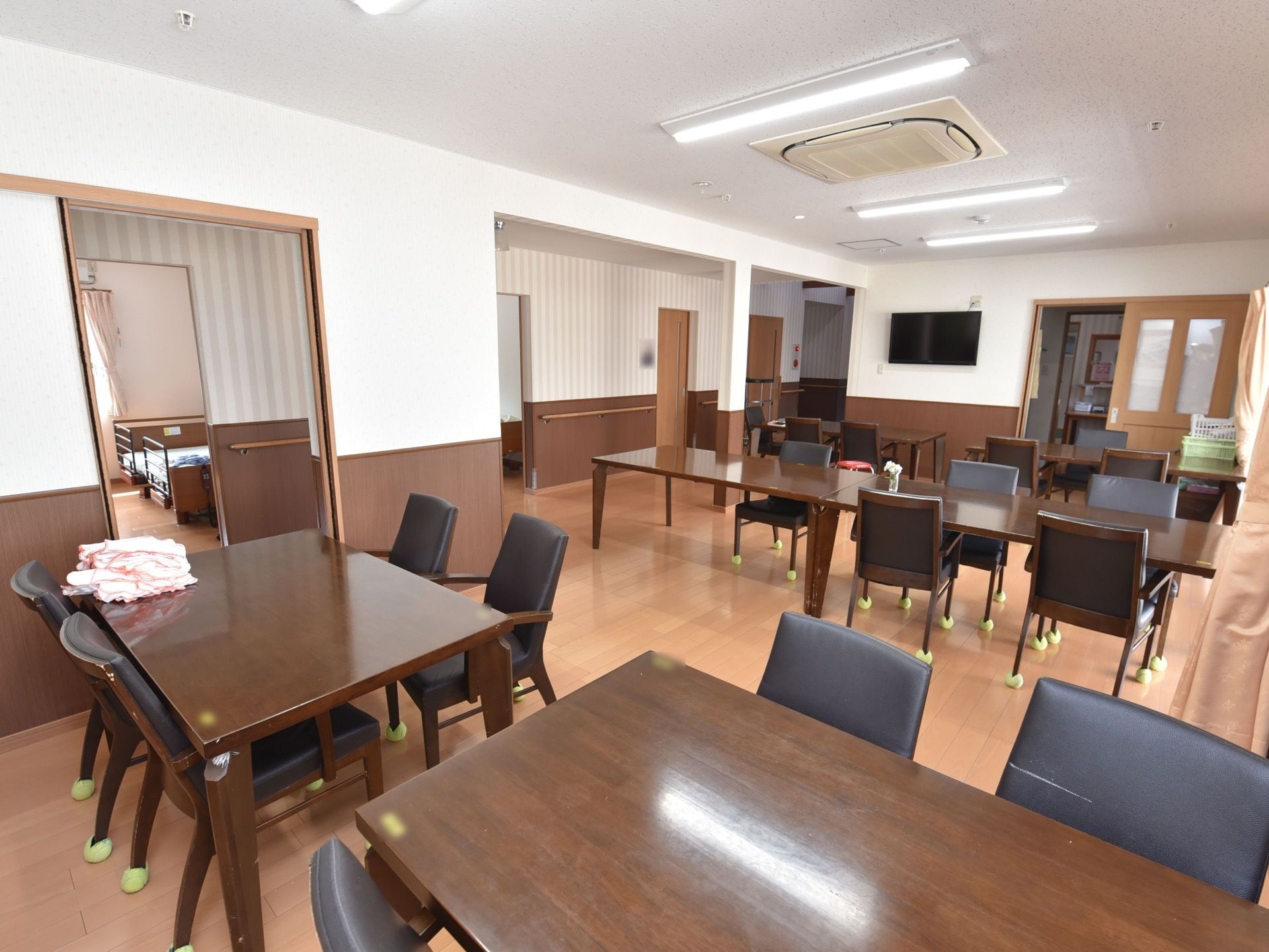 食堂は開放的なスペースになっている。４人掛けダイニングテーブルが複数置かれており、通路と一体型である。