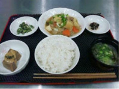 和食が中心の食事のメニューである。食材や栄養バランスに考慮されてメニューが作られており、健康的に過ごしていただける。