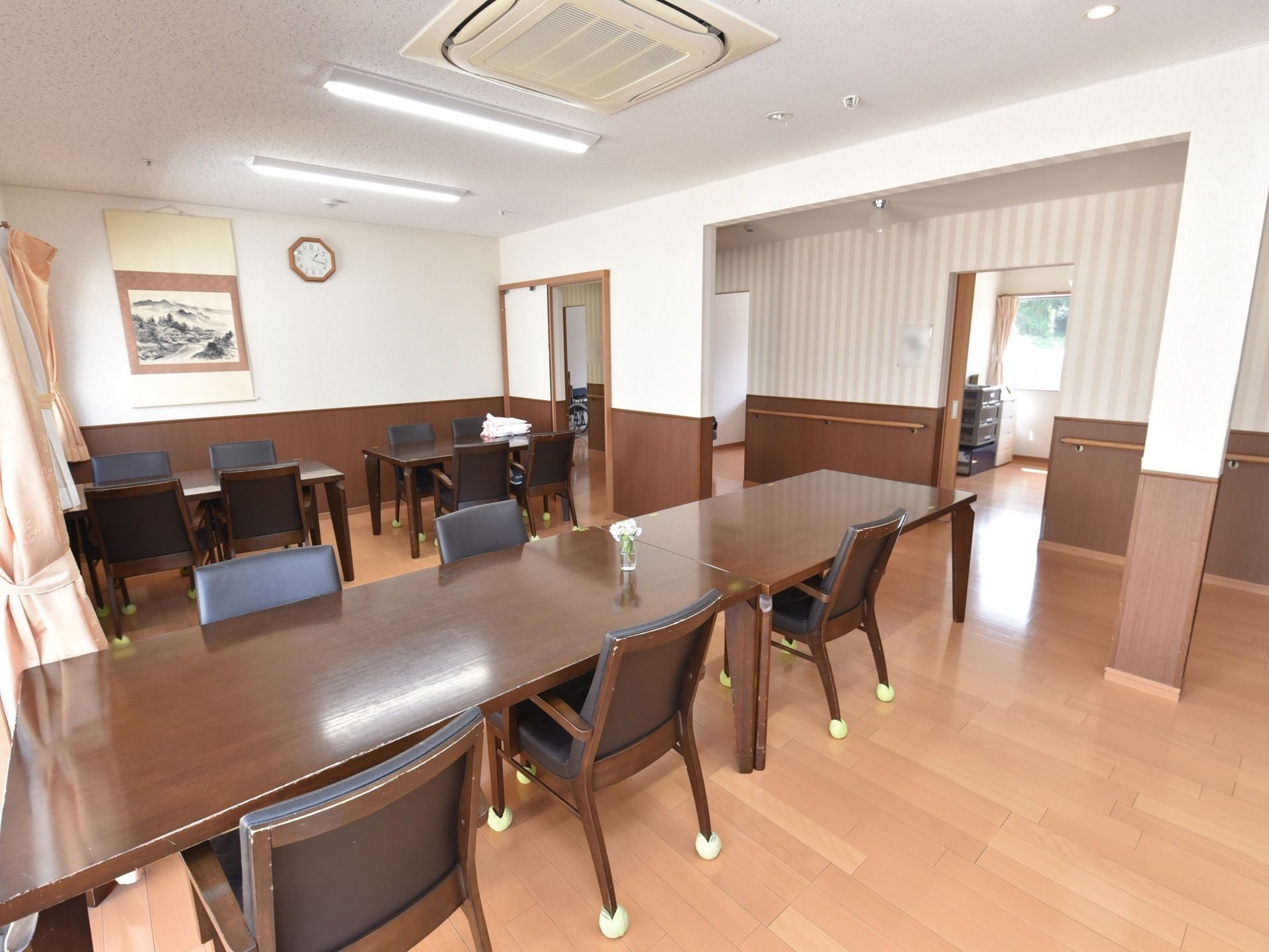 切ったテニスボールが脚先にはめこまれた椅子が置かれている食堂
