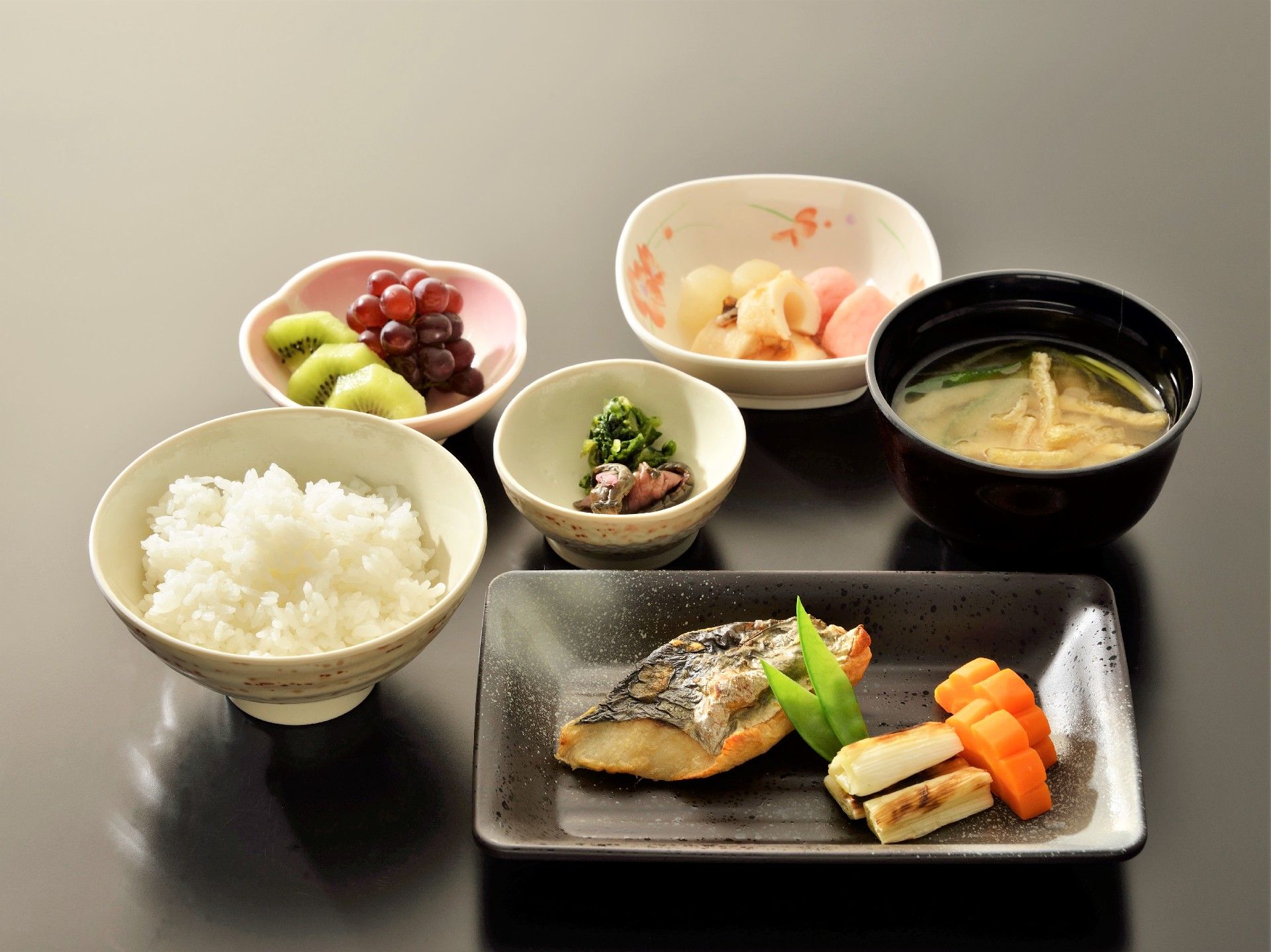 大宮ケアホーム光の食事。おかずの種類も豊富で栄養バランスが行き届いた料理を提供している。