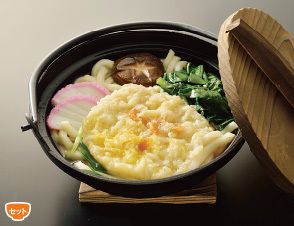 かまぼこや椎茸が入った天ぷらうどん