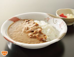 福神漬けとラッキョウの小鉢が付いたカレーライス
