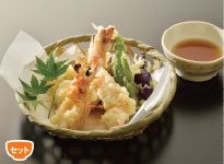 かごに盛り付けられた天ぷら