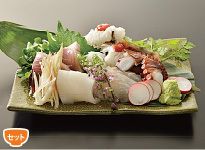 大葉やラディッシュを飾った刺身の盛り合わせ