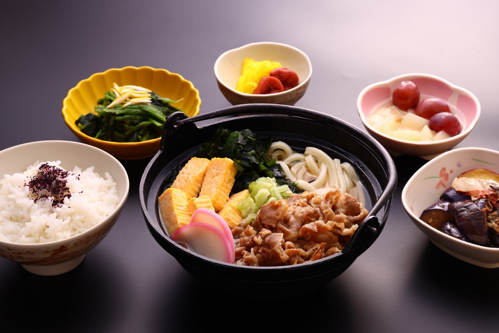 かまぼこや椎茸が入った天ぷらうどん
