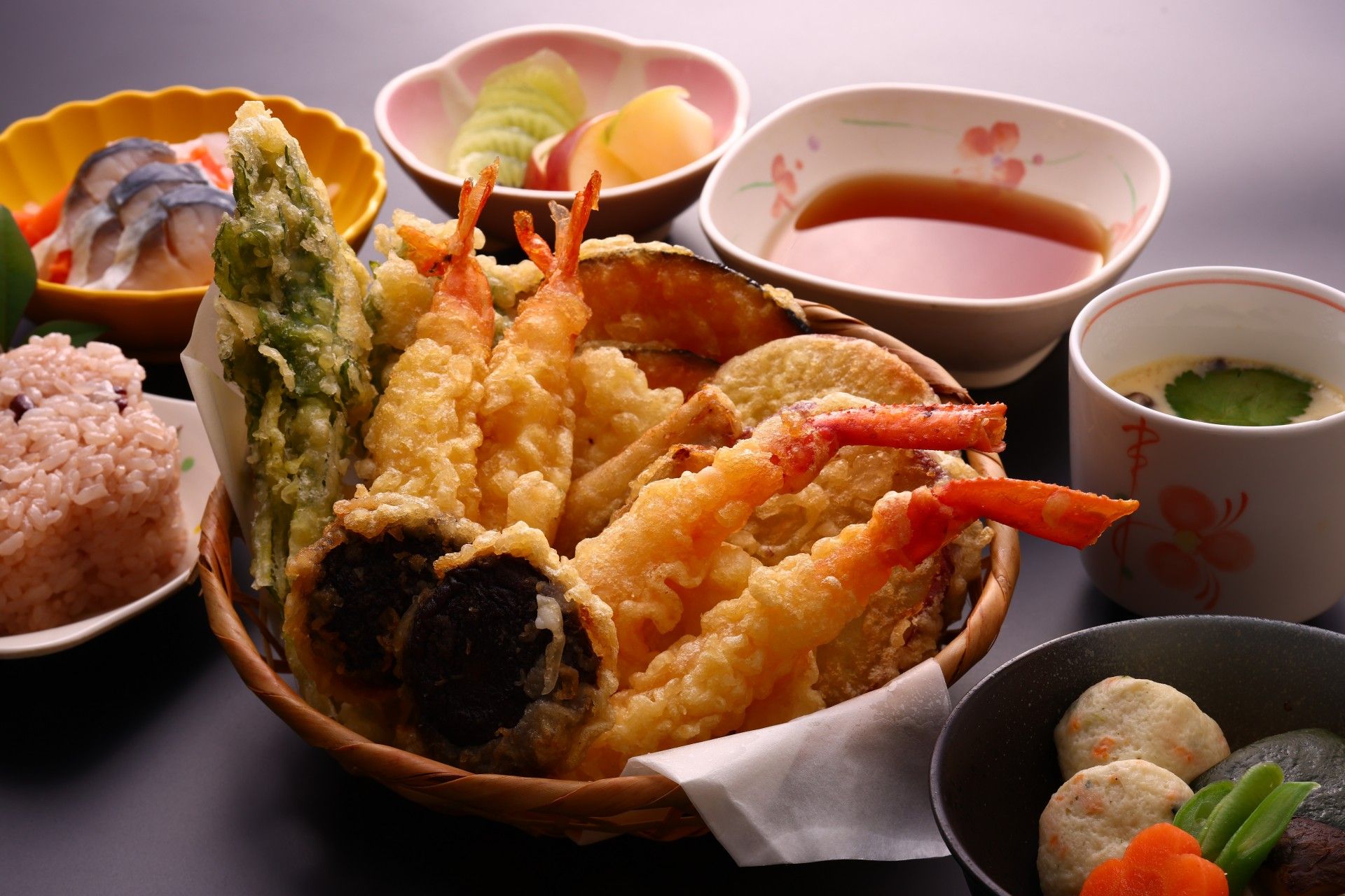 かごに盛り付けられた天ぷら