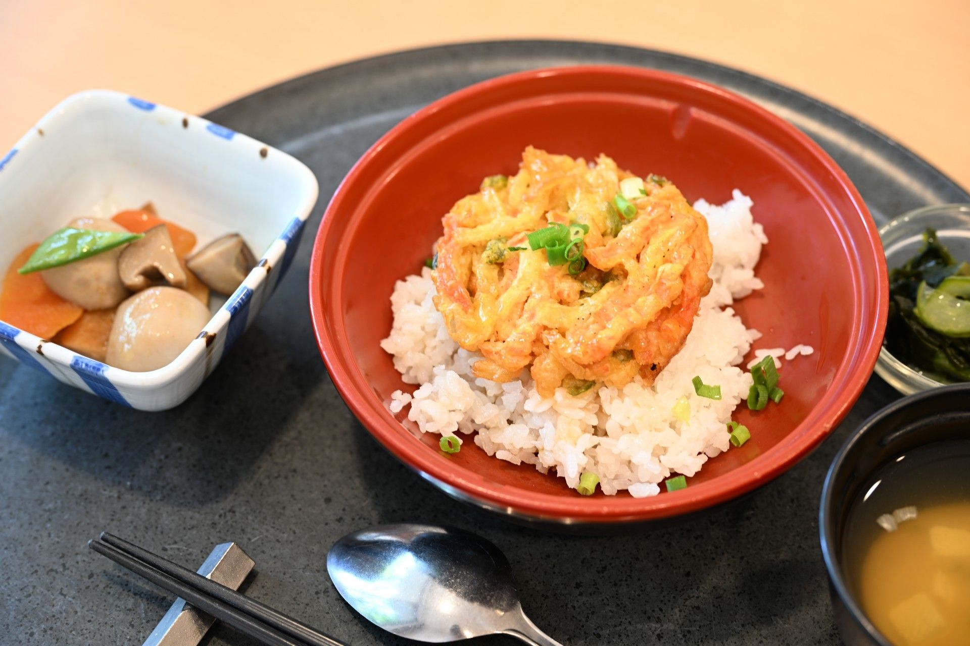 手作り温かい食事と配膳