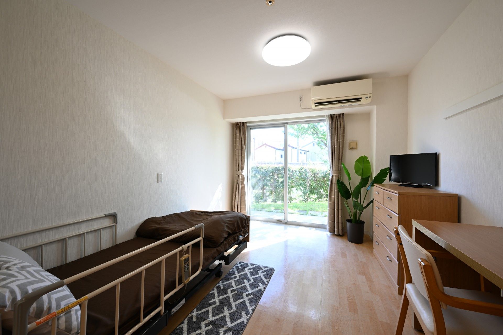 白を基調とした明るい居室には、介護用ベッドや液晶テレビ、エアコンが完備されているので快適に生活ができる。