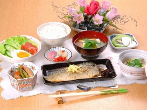 デザートにキウイとバニラアイスが付いたサバの味噌煮定食