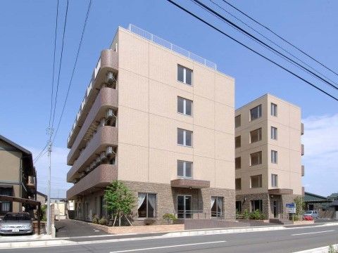 道路沿いの５階建てのマンションで、周辺には民家がある。外壁はベージュで、広さのあるベランダは茶色。各部屋にはエアコンが完備されている。