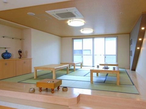 大きな窓がある小上がりに造られた明るい和室には、碁盤セットが用意されている。長方形の座卓が４卓置かれ、収納棚もある。