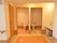 手洗い場からトイレへは段差がありません。便座は洋式で横に手すりが付いています。トイレスペースは広めです。
