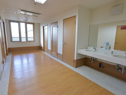 広くて綺麗な廊下