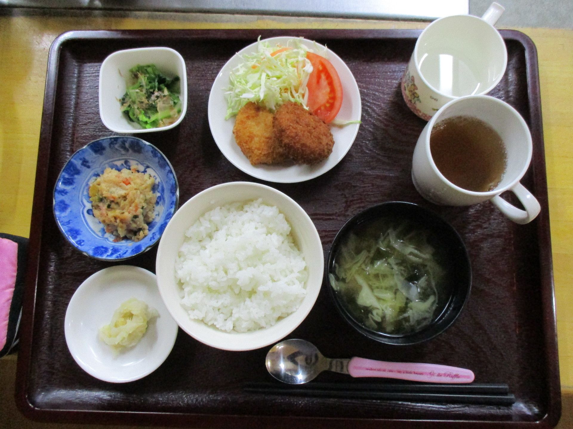 お食事は健康を考え野菜を多めに。高齢の方も食べやすい脂質も少なめなメニューです。