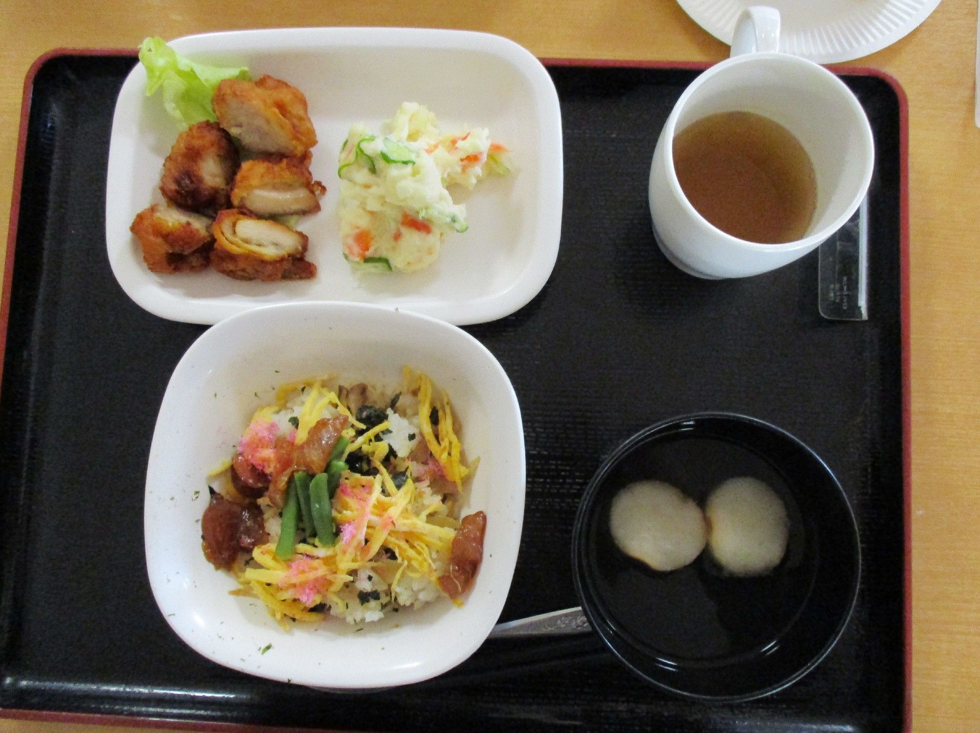 唐揚げにポテトサラダなど、バランスよく構成されたメニュー