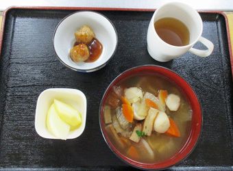けんちん汁と肉団子とデザートのセット