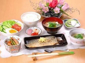 煮魚やサラダとごはんと味噌汁のセット