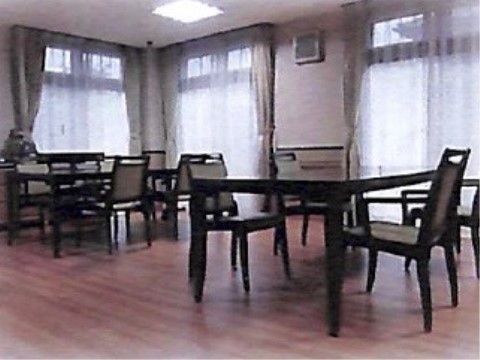 天井から床までの大きな窓は高窓が付いている。テーブルはゆったりと広く４人掛けである。照明は天井にはめ込まれている。
