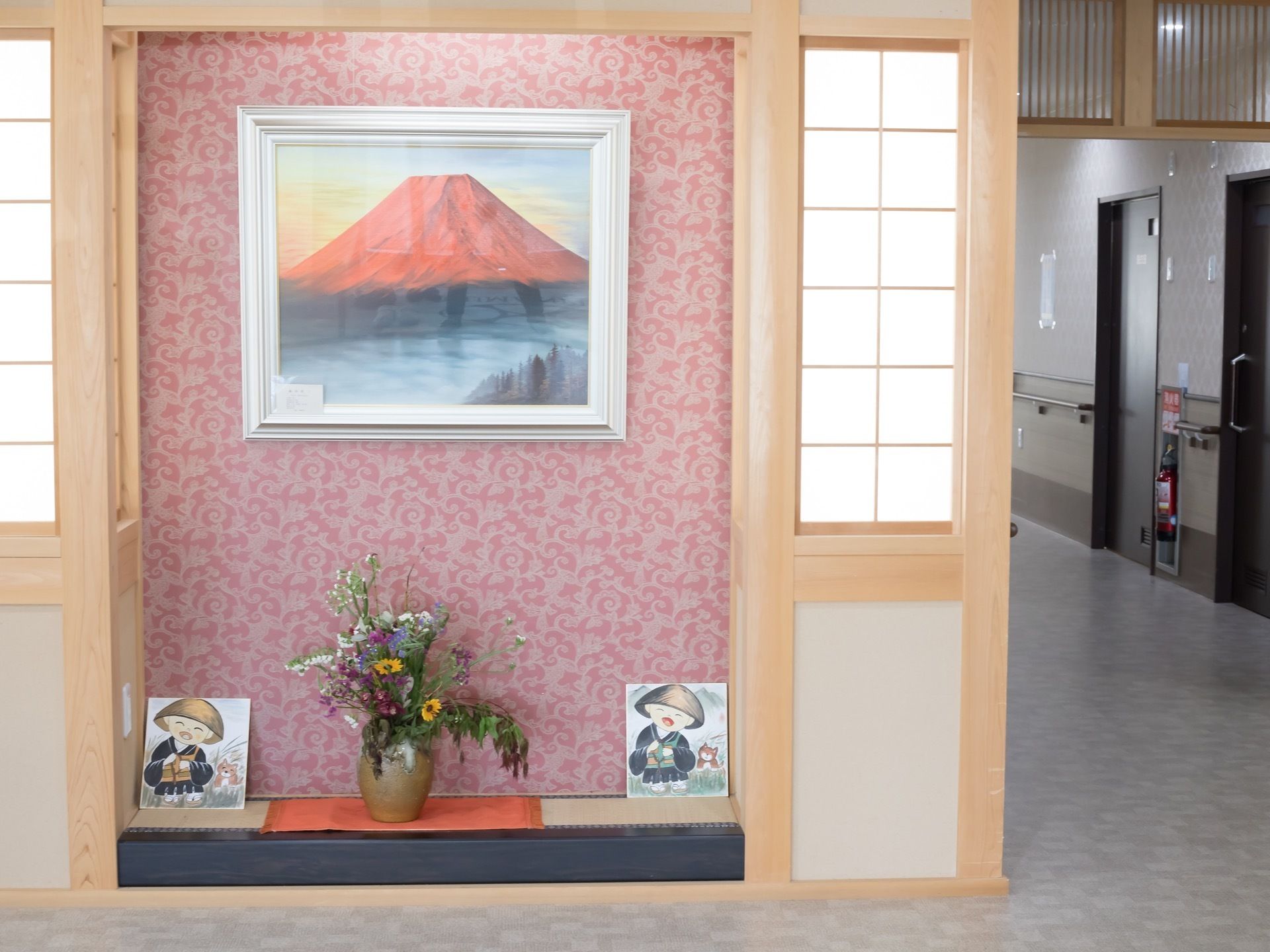 廊下の一角に、生花や富士山の絵画を飾っている場所がある。華やかな雰囲気になっており、観て楽しむことができる。