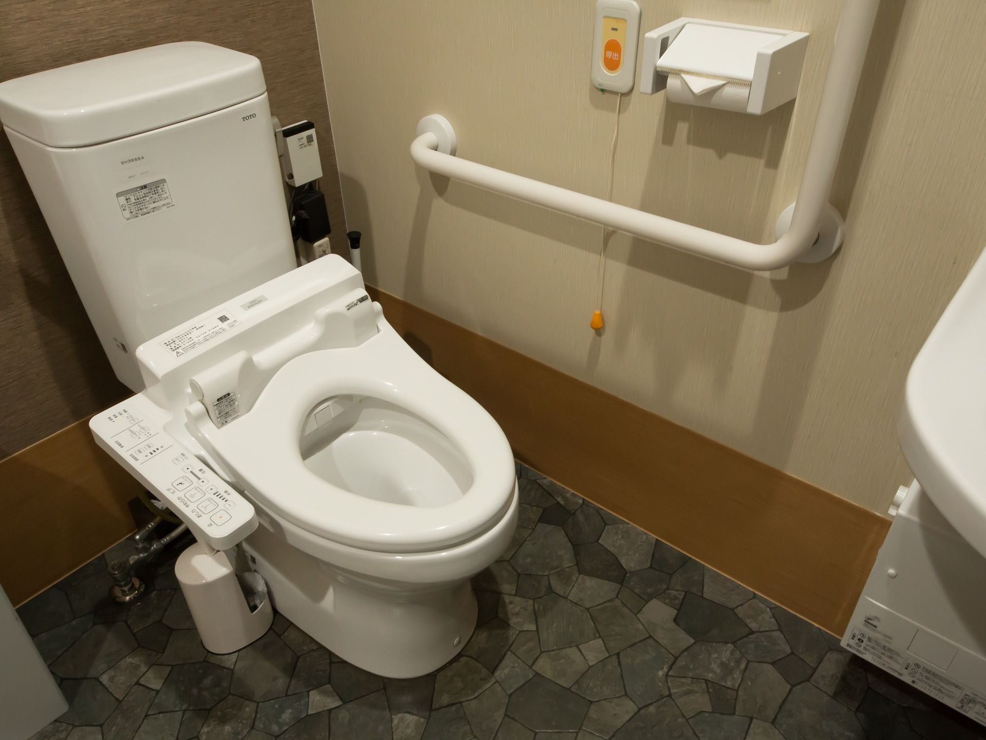 温水洗浄便座の洋式トイレを設置している。手すりを壁に取り付けており、体を支えながら利用することができる。