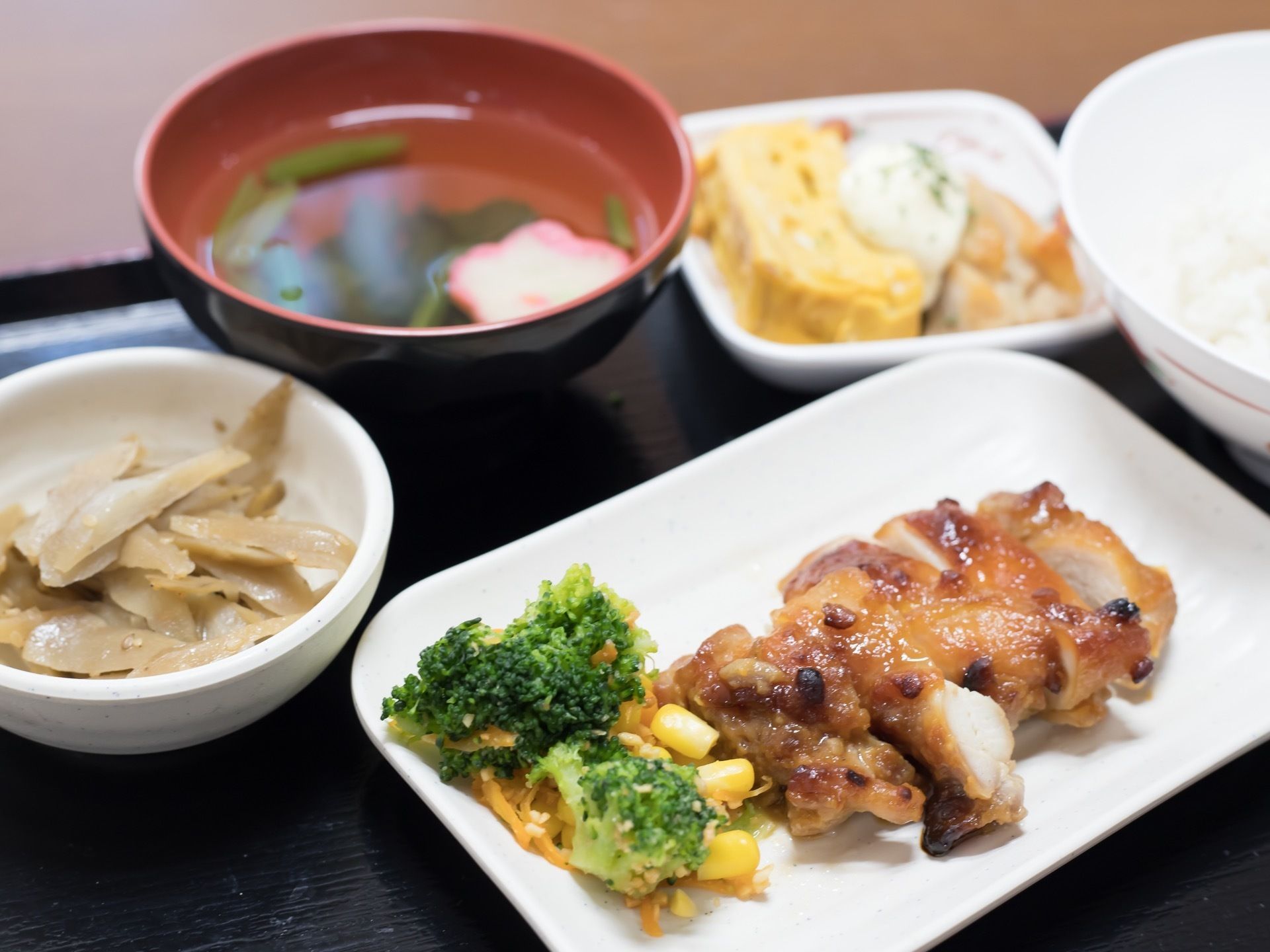 この日の食事は、鶏肉をメイン料理としたメニューになっており、ブロッコリーやごぼうなどの野菜を摂ることができる。