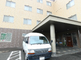 介護施設のエントランスと駐車場