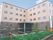 施設はＬ字の形をした４階建ての外観である。エントランスに屋根が設けられ、濡れず車からに施設に入ることができる。