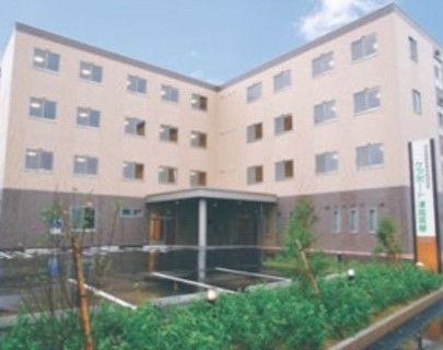 施設は４階建ての建物で、ベージュと茶色を基調とした外観である。玄関前には大きなひさしがあり、駐車場が完備されている。
