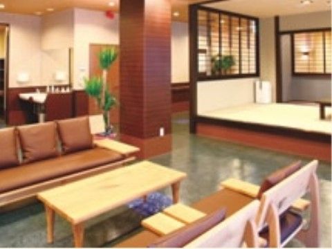 自由に利用できるラウンジには、大きなソファが置かれている。また、小上がりになった畳スペースも完備されている。