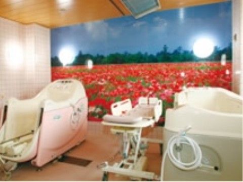 浴室はタイル貼りで清掃が行き届いている。機械浴槽が２台完備されており、車椅子をご利用の方やストレッチャーでの入浴も可能である。
