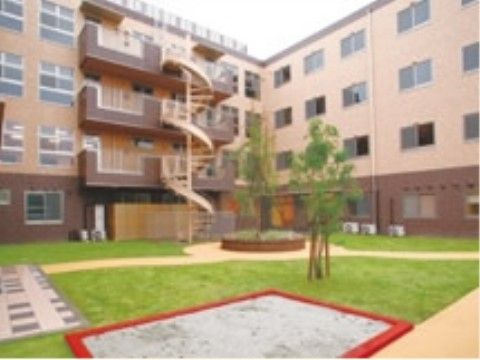 施設内には中庭が設けられている。遊歩道を作り、芝生も敷き詰めるなどしっかりと整備されている。また、菜園も設けられている。