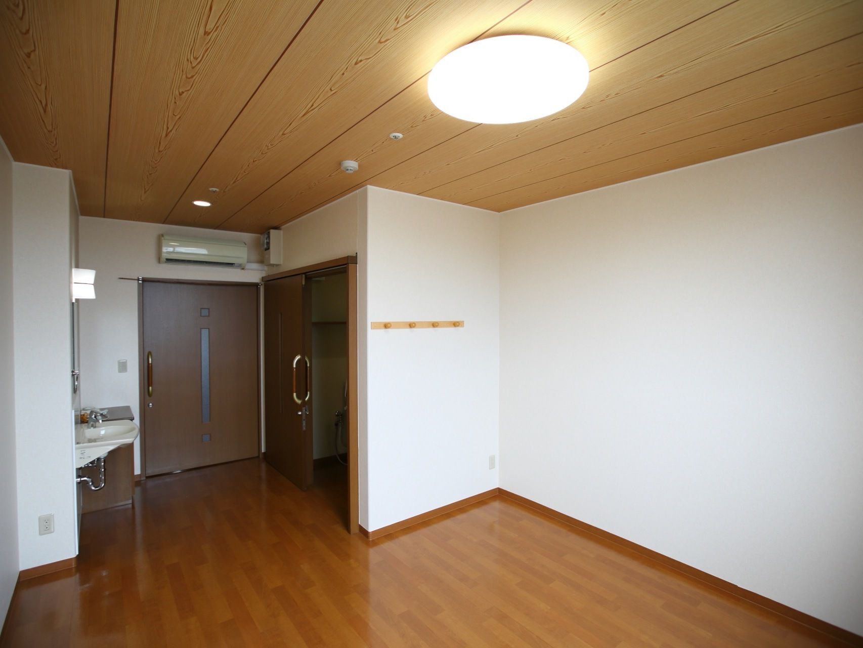 設備環境が整えられたご入居前の居室の様子である。トイレや洗面台が完備され、エアコンが設置されている。