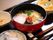 お箸とスプーンが添えられたメイン料理と小鉢が３皿付いた食事の一例