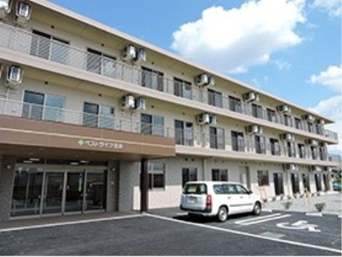 ベストライフ北本の外観。３階建ての施設。