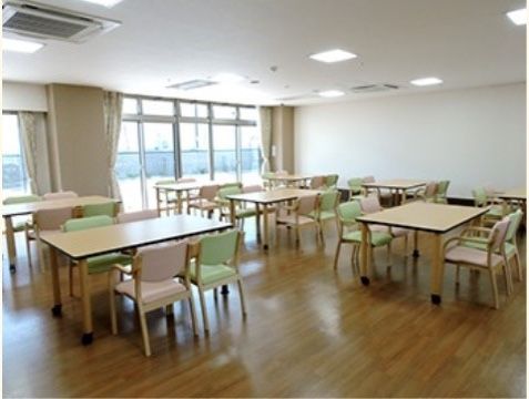 ベストライフ北本のダイニング。４人掛けのテーブルが並んでいる。