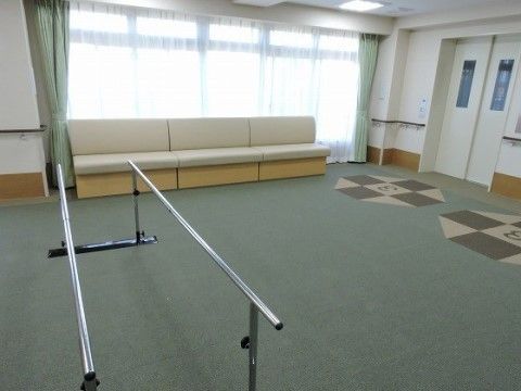 ベストライフ北本の機能訓練室。リハビリ用の平行棒を設置。