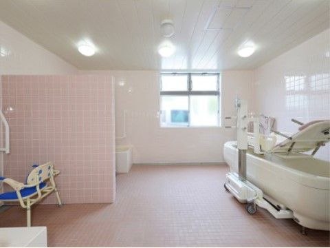 「ふるさとホーム磐田」の浴室。介護浴室も用意しているので、寝たきりの方にもスタッフが対応している。