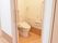白を基調とした清潔感のあるトイレにはウォシュレットが完備されている。冬でも便座が温かく快適。引き戸なので出入りが楽。