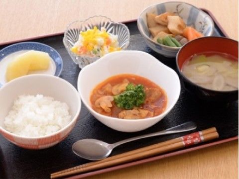 柔らかく調理された、味噌汁、白ご飯、煮物などの定食