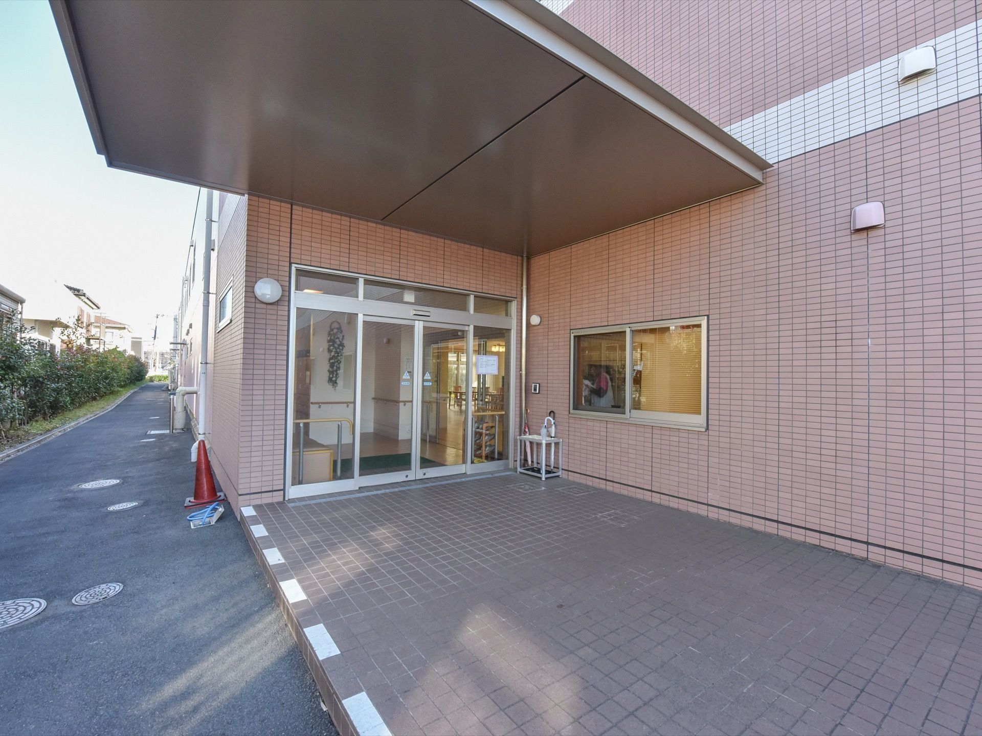 建物はベージュ色のタイル張りで、1階と2階の境目に白いラインが入っている。入り口は自動ドアである。入り口には大きな屋根がかかっている。