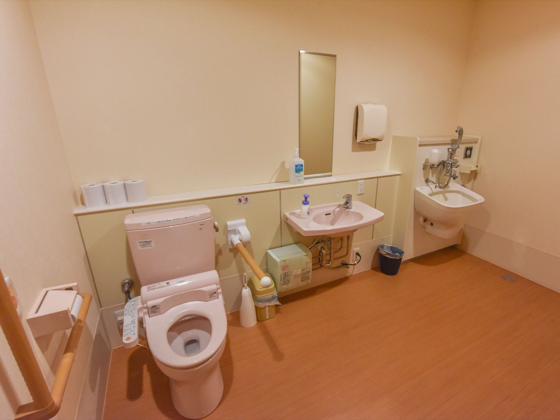 トイレは洗浄機能付きの洋式である。便器や洗面台の周囲にはスペースが広く取られている。便器のそばには太い手すりがある。