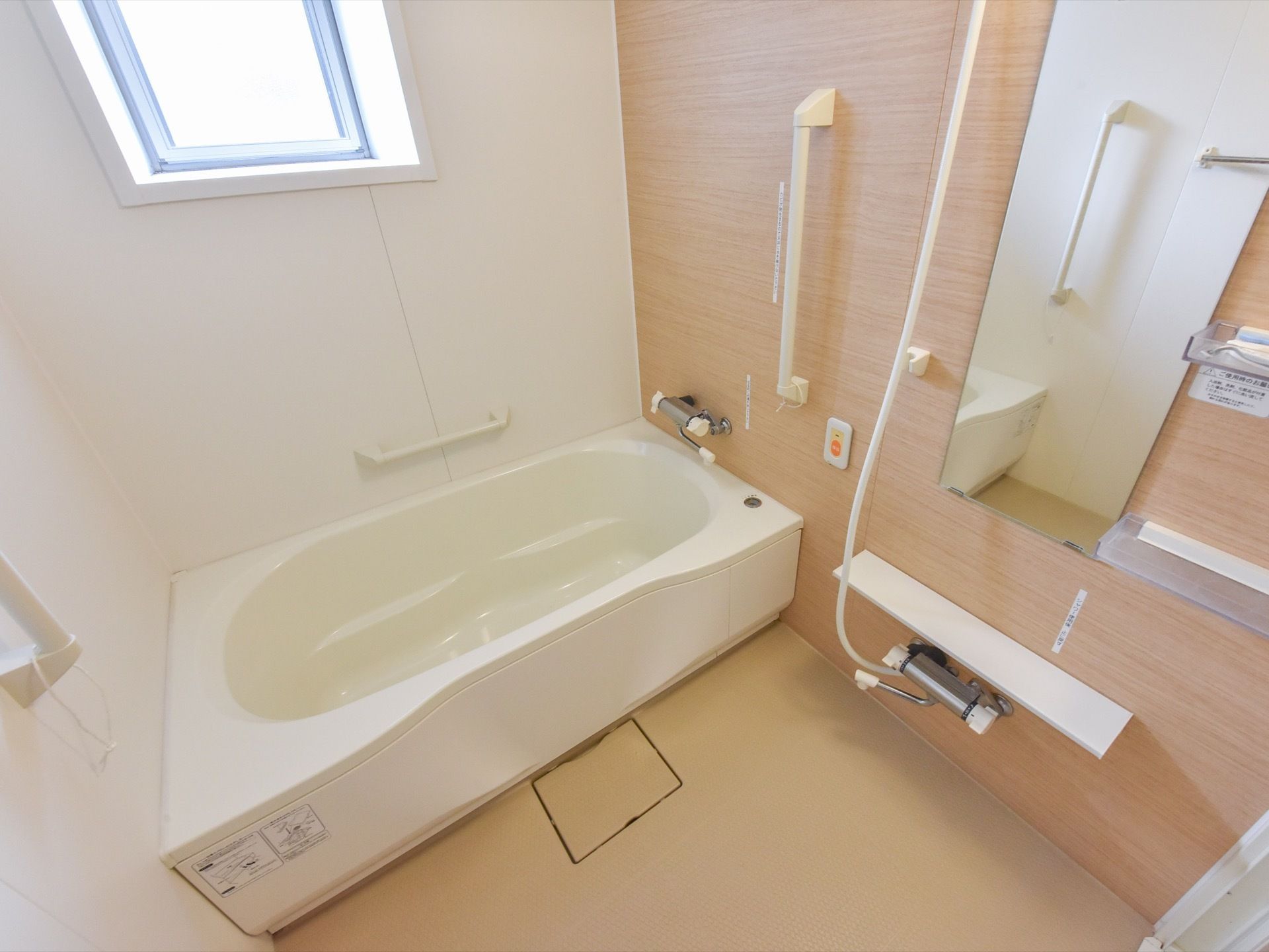 浴槽の周囲には3か所手すりが付いている。壁の低い位置に緊急用のブザーが取り付けられている。窓があり換気がしやすい。