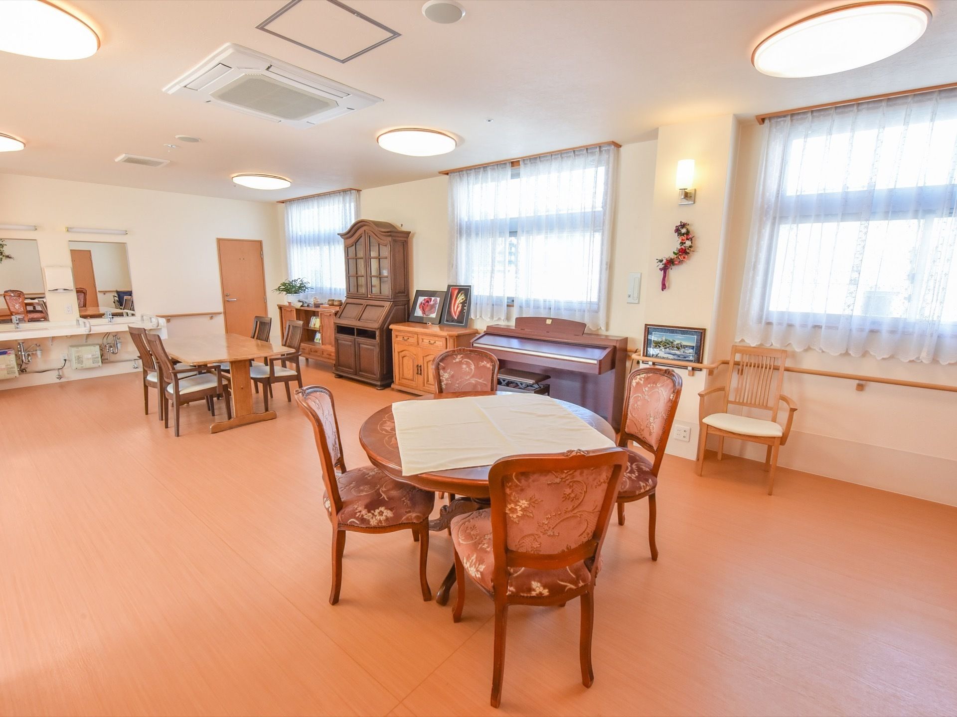食堂には、車椅子対応の洗面台が複数設置されている。テーブル同士の間隔が広く、車椅子での移動に配慮している。