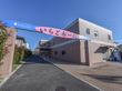 ２階建ての施設は茶色のレンガ張りの外観である。施設前には大きなゲートが設けられ、施設名が記されている。