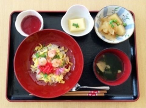 当施設の食事は、栄養バランスを第一に考えて作っている。見た目からお楽しみいただけるように盛り付けやお皿も工夫している。