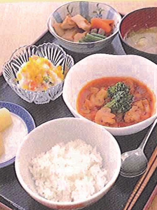 ご飯と味噌汁、野菜の煮物やトマト煮が付いたメニュー