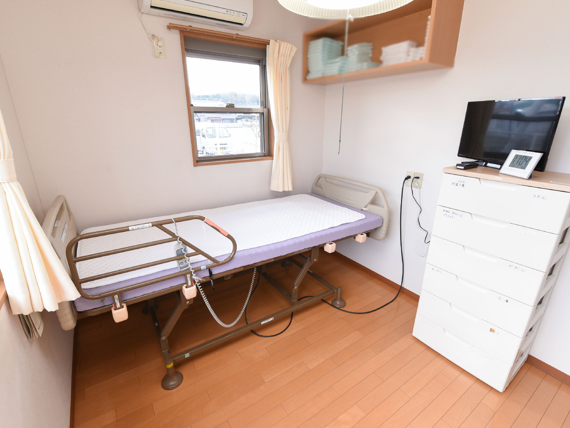 居室の床はフローリングなので、車椅子をご利用の方にも楽に移動していただける。冷暖房の設備が整っており、季節を問わず快適に過ごすことができる。