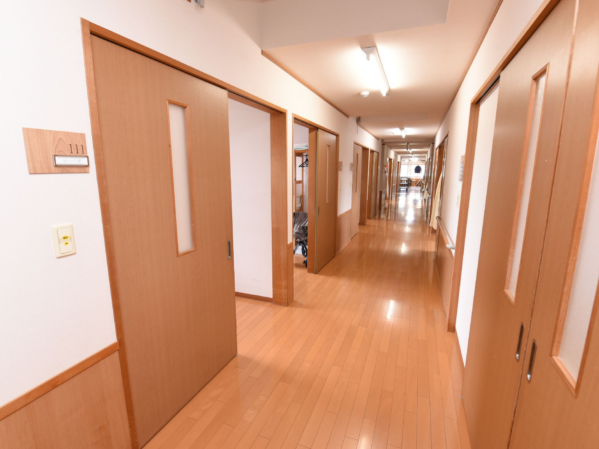 木をふんだんに使ったあたたかみのある廊下である。床には障害物が置かれていないので、ストレスなく移動できる。