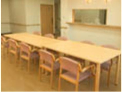 入居者が10人囲んで座れる、食堂にあるテーブルセット