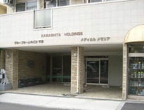 1階部分のレンガ模様の柱が特徴的な、ピロティ構造の建物入口